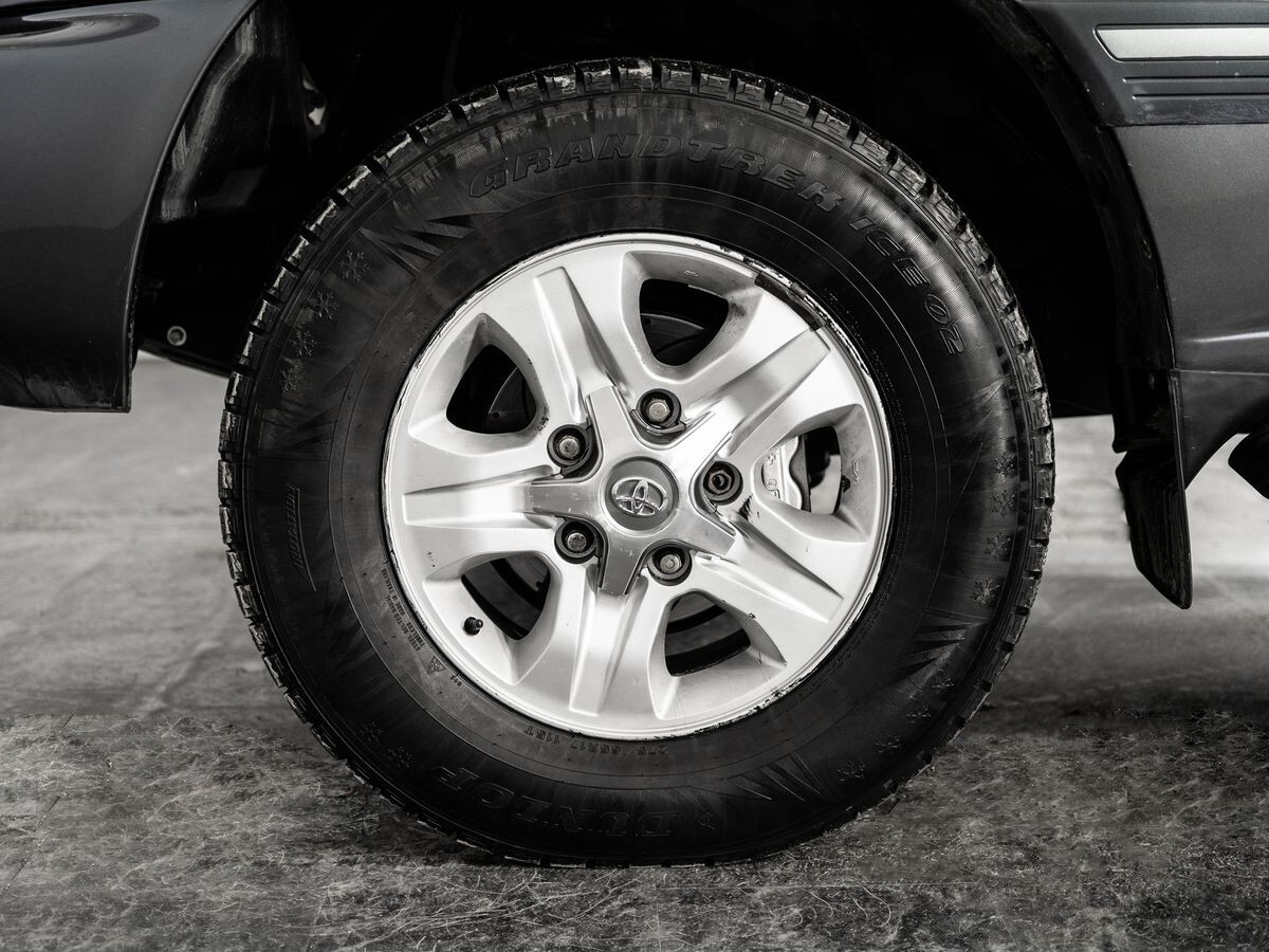 Toyota Land Cruiser 2004 - фото автомобиля