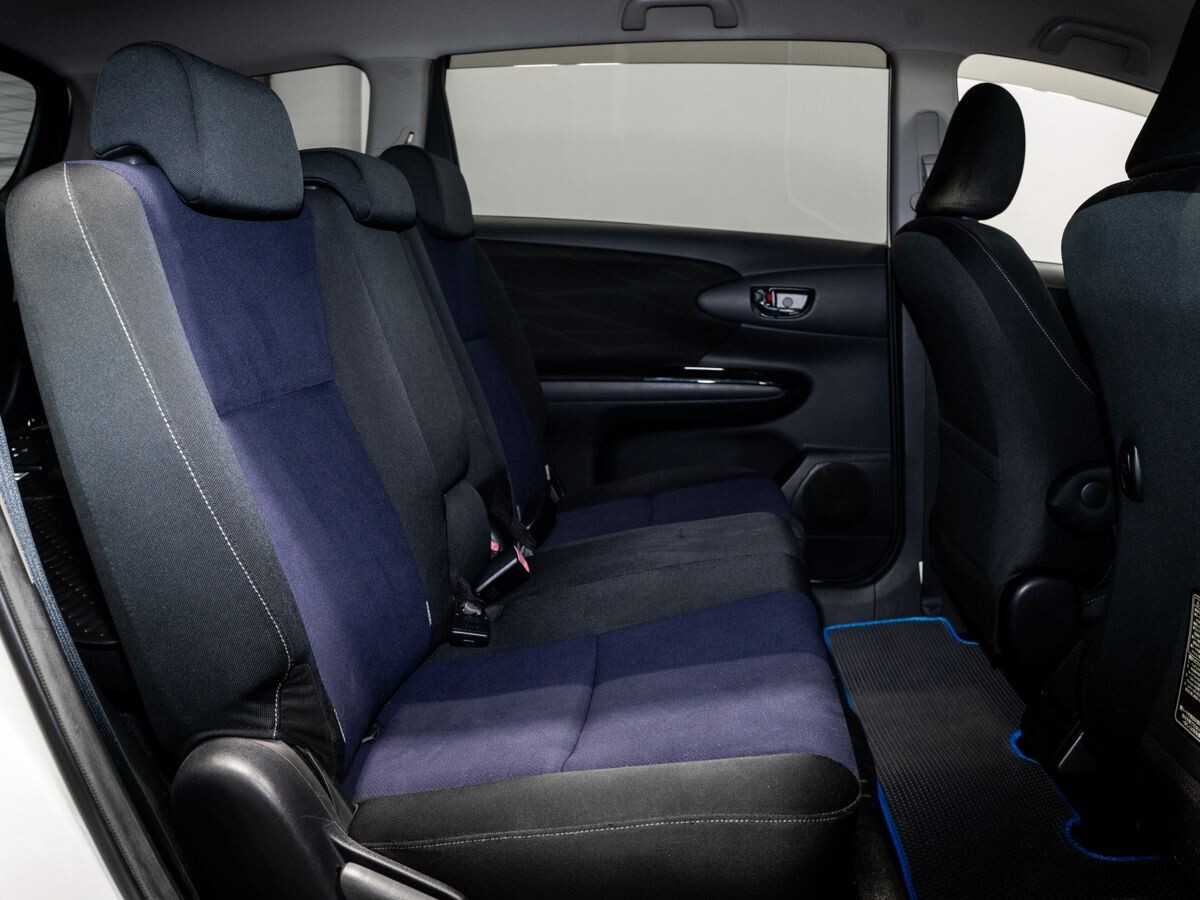 Toyota Wish 2013 - фото автомобиля