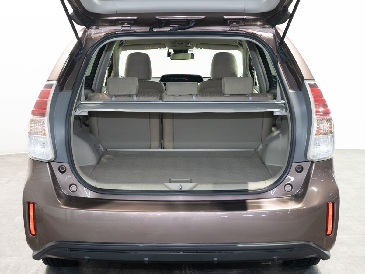 Toyota Prius Alpha 2019 - фото автомобиля