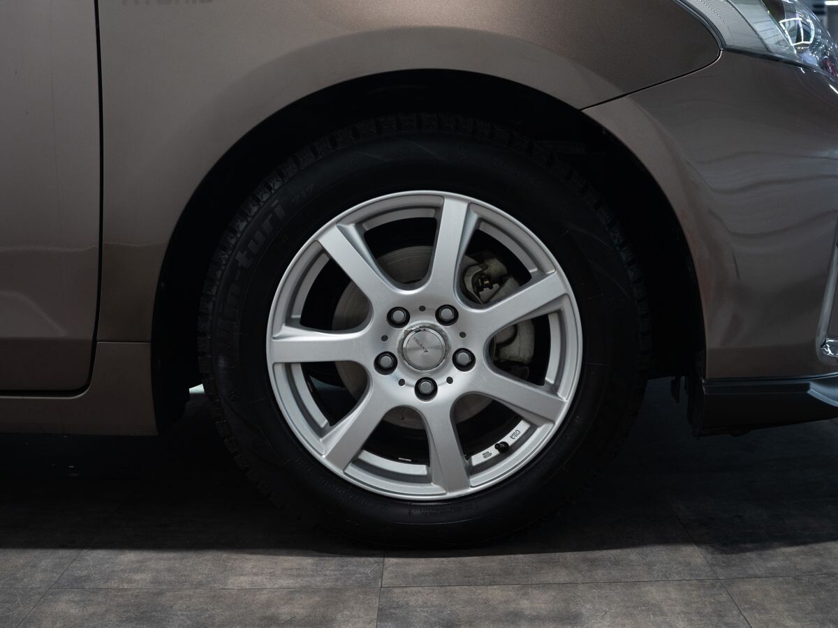 Toyota Prius Alpha 2019 - фото автомобиля