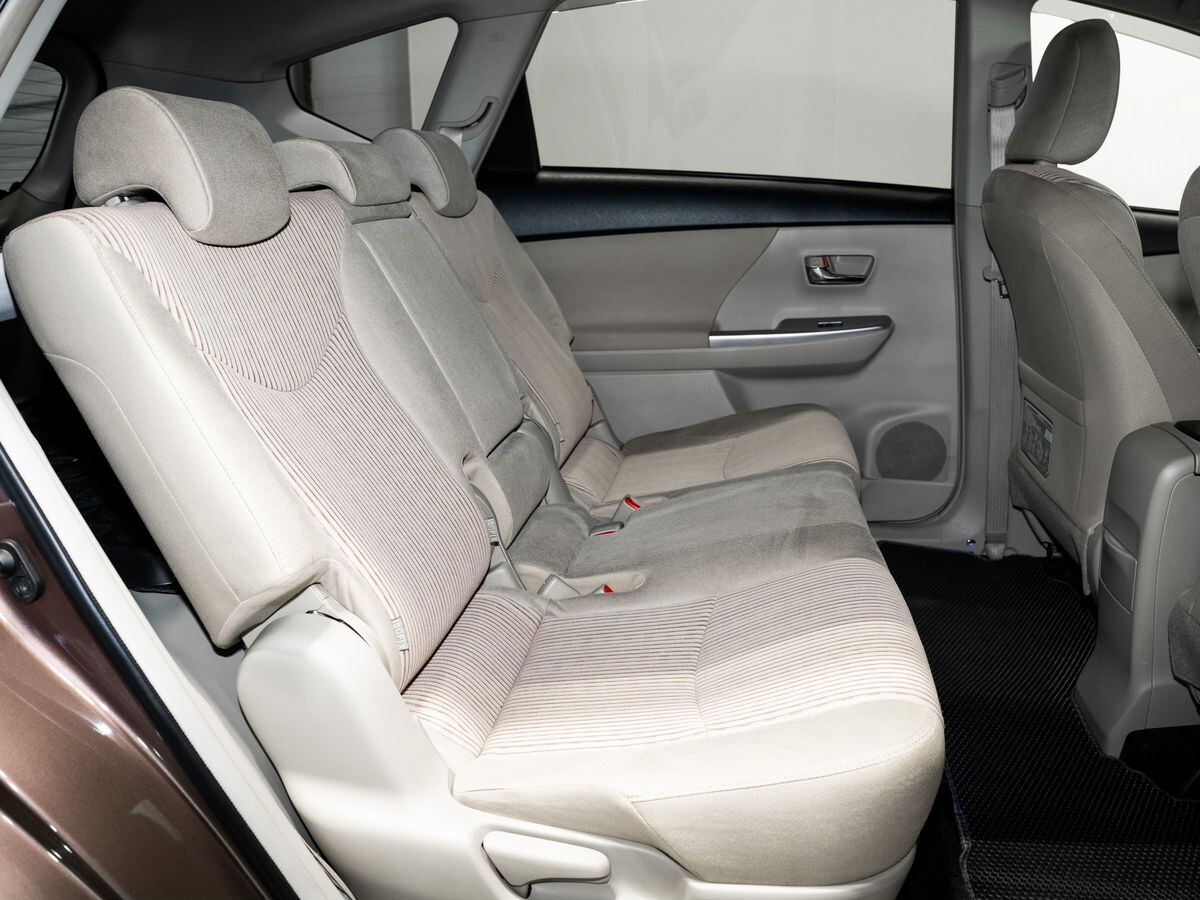 Toyota Prius Alpha 2019 - фото автомобиля