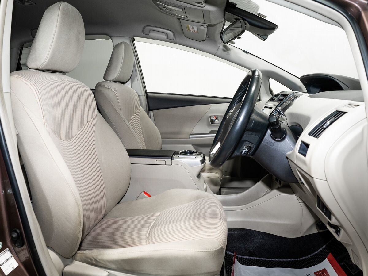 Toyota Prius Alpha 2019 - фото автомобиля