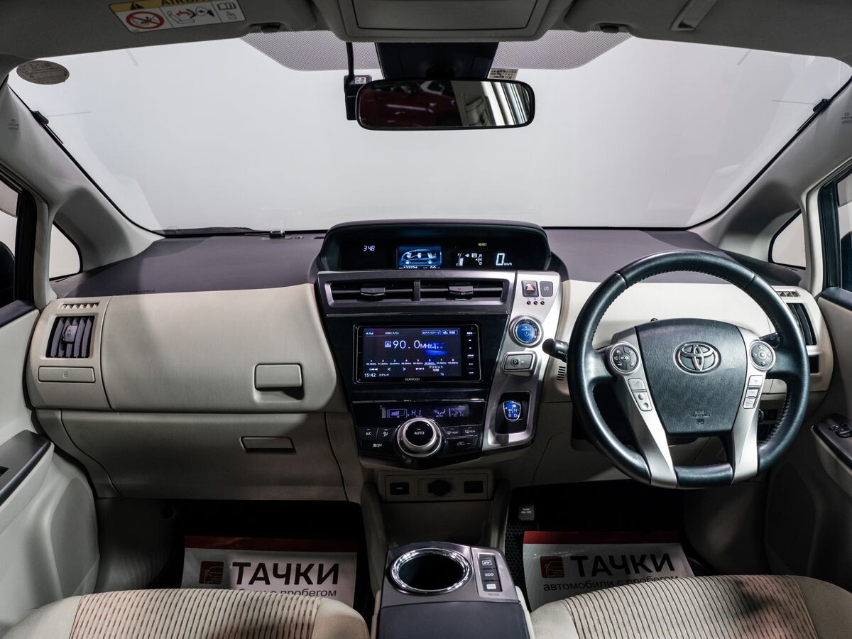 Toyota Prius Alpha 2019 - фото автомобиля