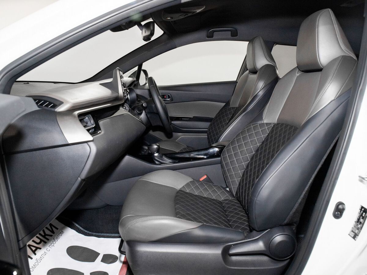 Toyota C-HR 2019 - фото автомобиля