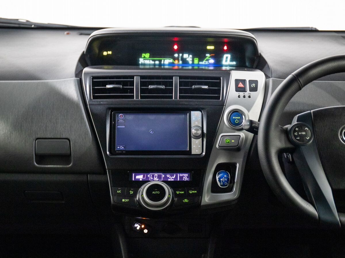 Toyota Prius Alpha 2012 - фото автомобиля