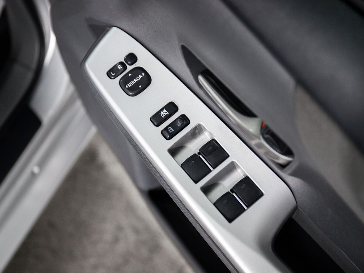 Toyota Prius Alpha 2012 - фото автомобиля