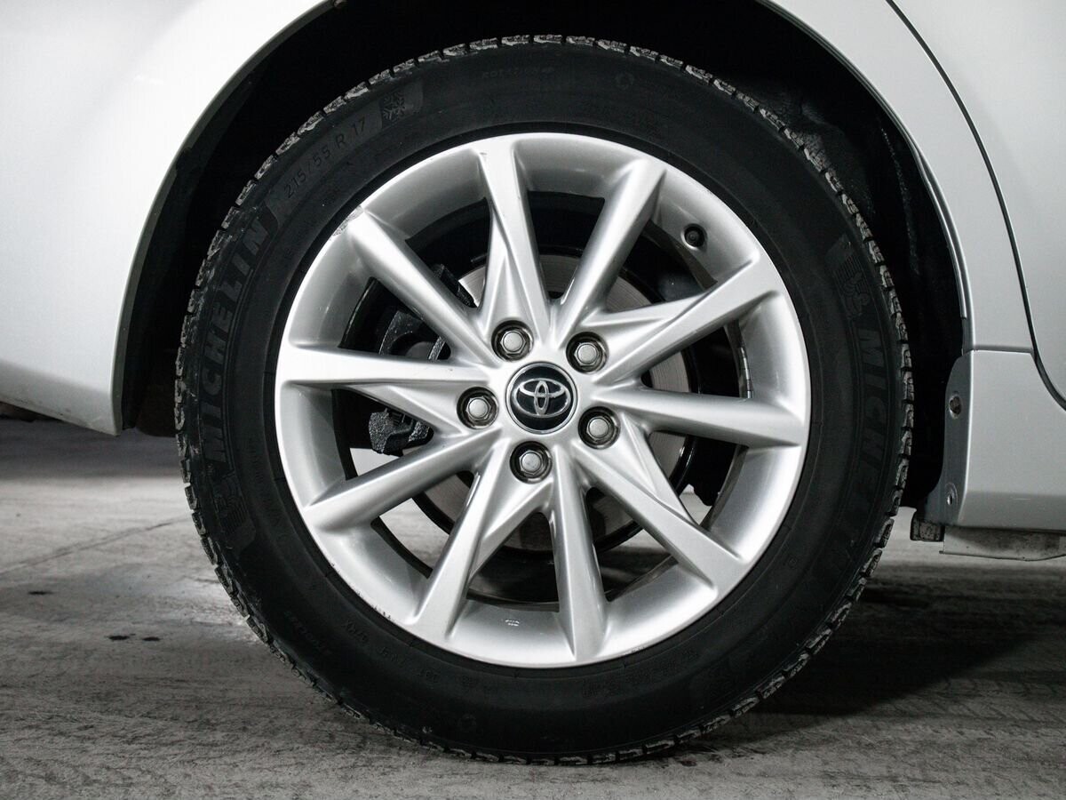 Toyota Prius Alpha 2012 - фото автомобиля