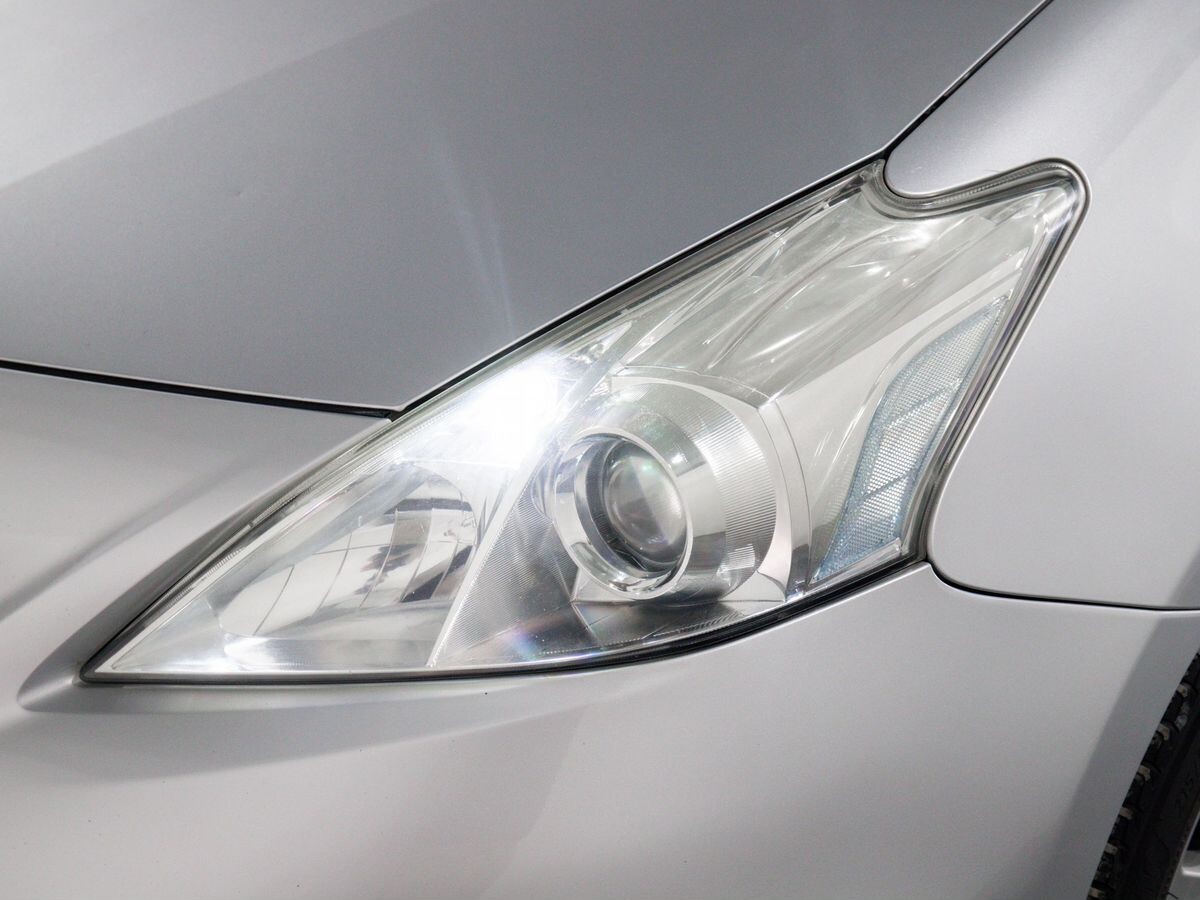 Toyota Prius Alpha 2012 - фото автомобиля