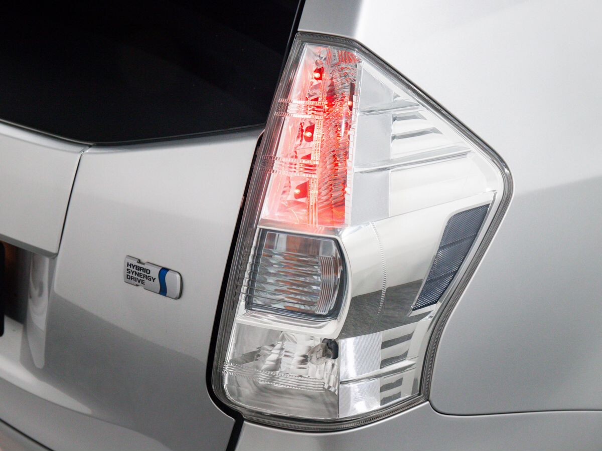 Toyota Prius Alpha 2012 - фото автомобиля