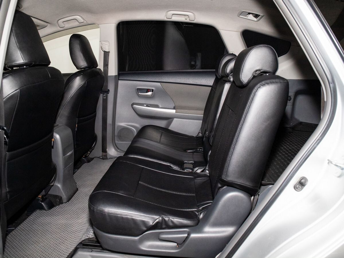 Toyota Prius Alpha 2012 - фото автомобиля