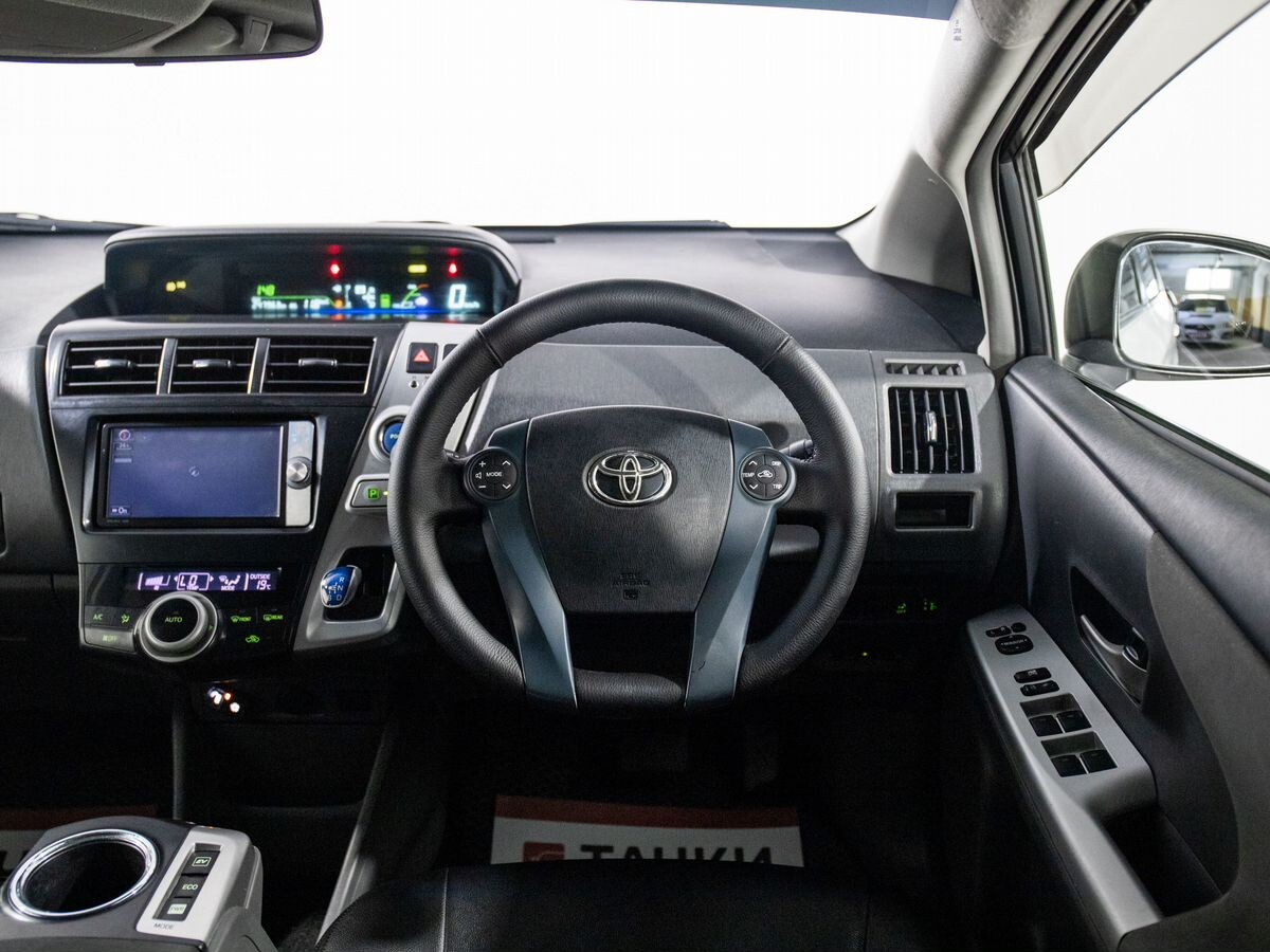 Toyota Prius Alpha 2012 - фото автомобиля