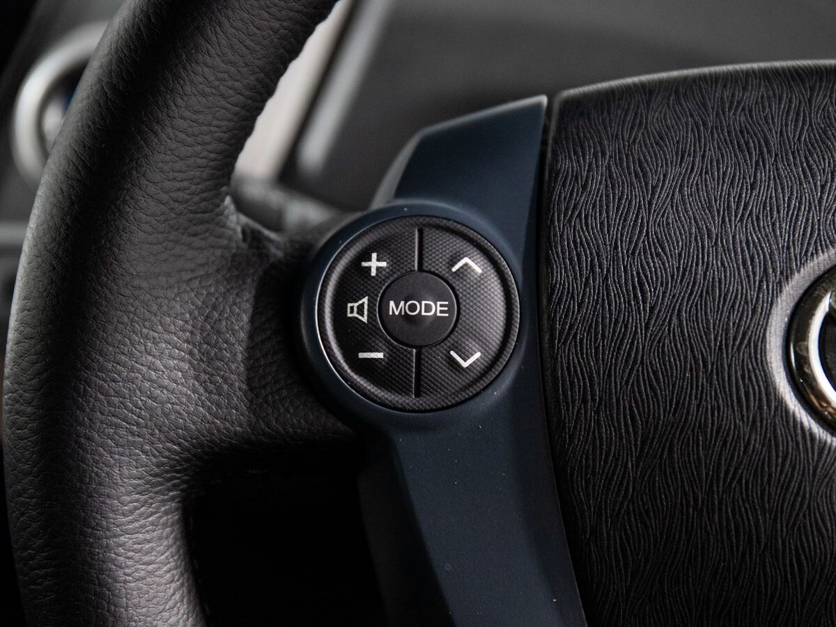 Toyota Prius Alpha 2012 - фото автомобиля