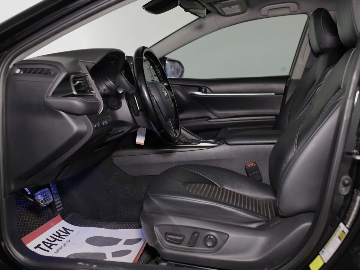 Toyota Camry 2020 - фото автомобиля