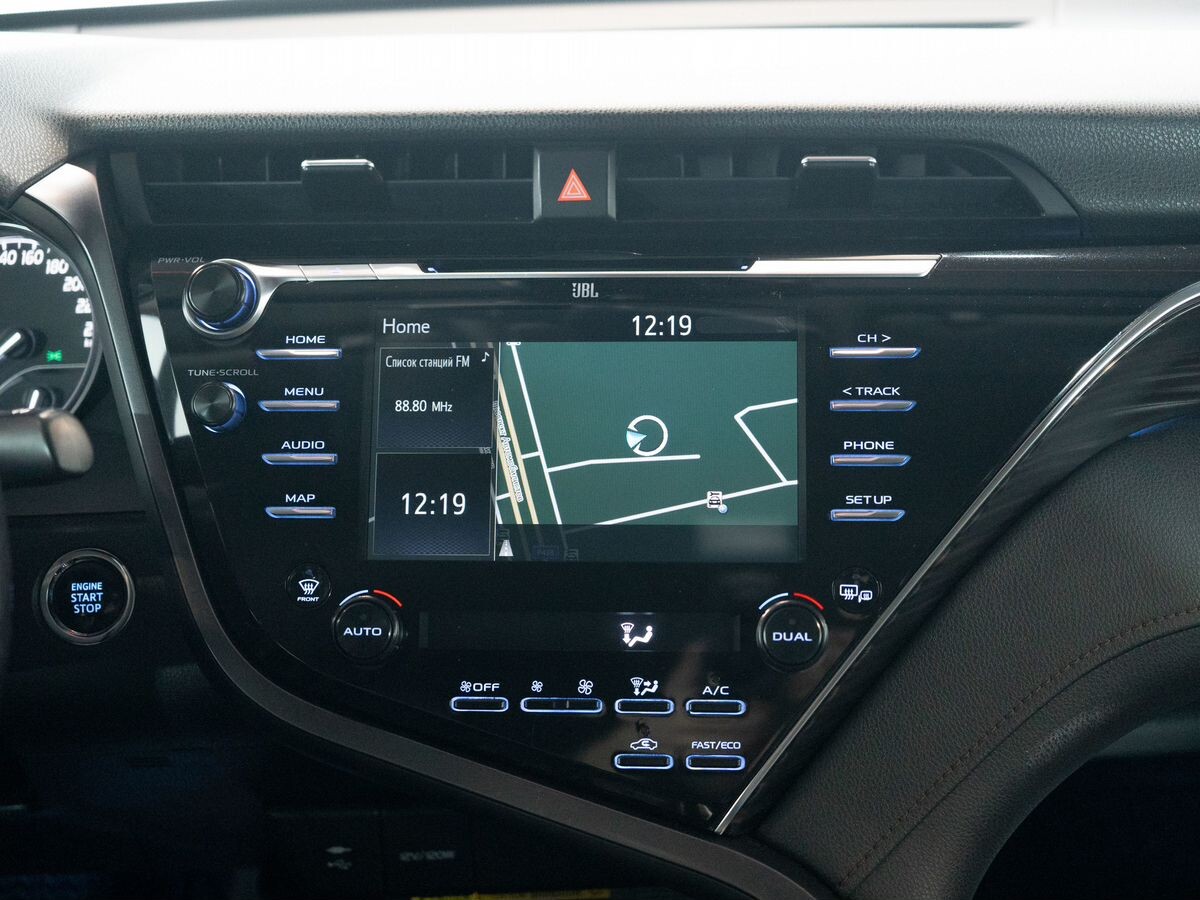 Toyota Camry 2018 - фото автомобиля