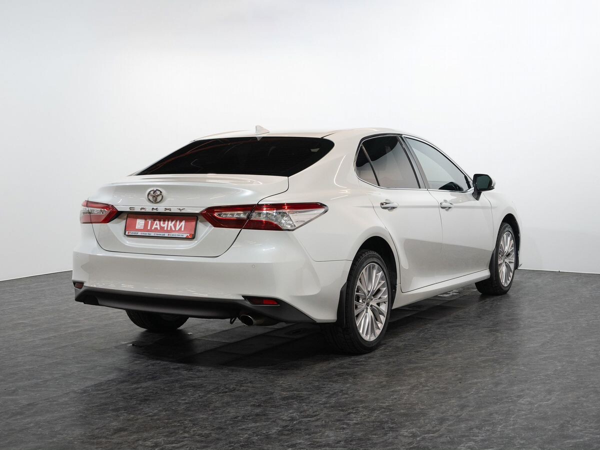 Toyota Camry 2018 - фото автомобиля