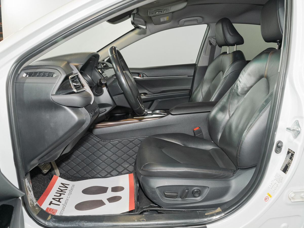 Toyota Camry 2018 - фото автомобиля