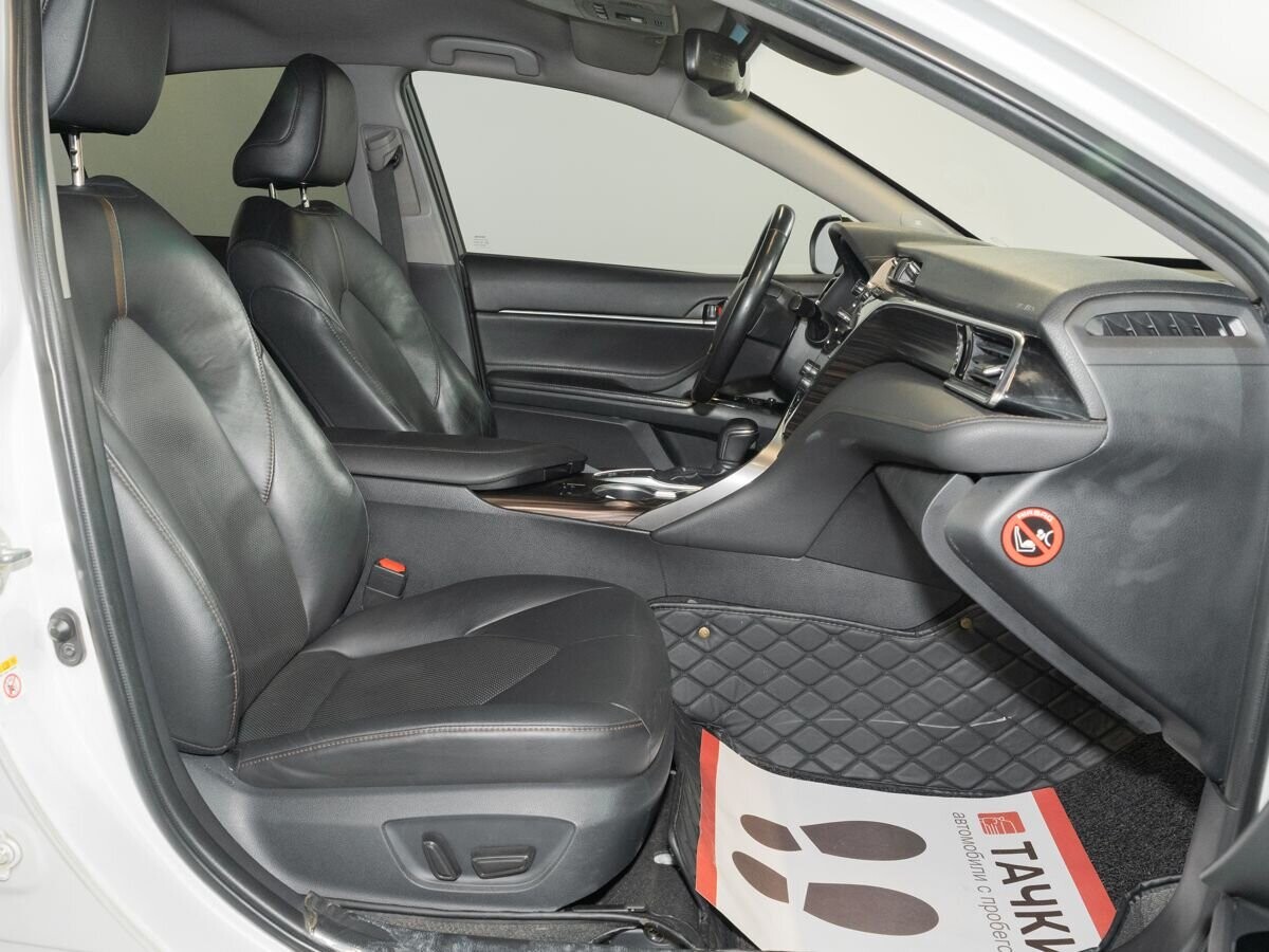 Toyota Camry 2018 - фото автомобиля