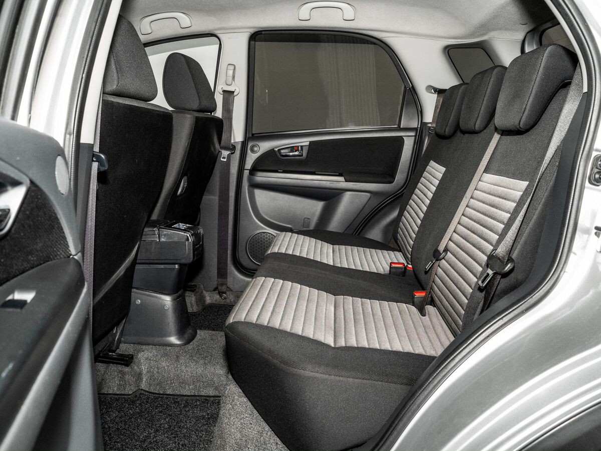 Suzuki SX4 2010 - фото автомобиля