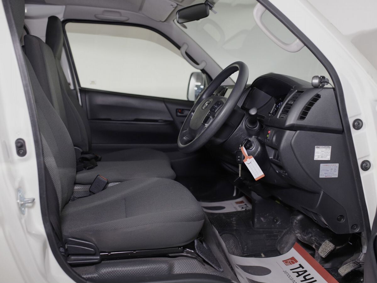 Toyota HiAce 2021 - фото автомобиля