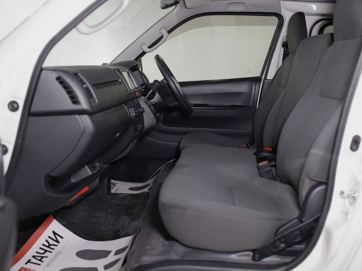 Toyota HiAce 2021 - фото автомобиля