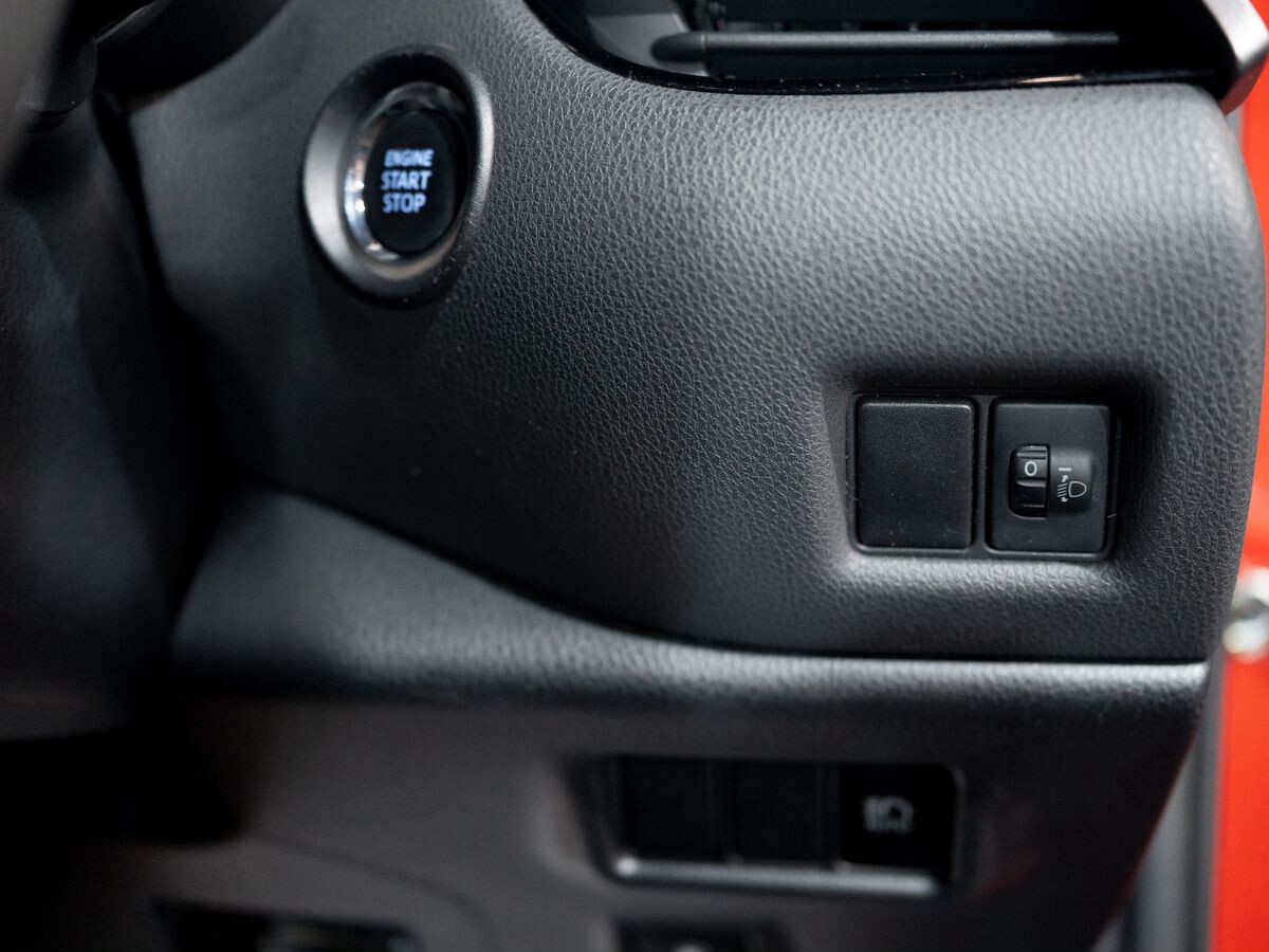 Toyota C-HR 2020 - фото автомобиля