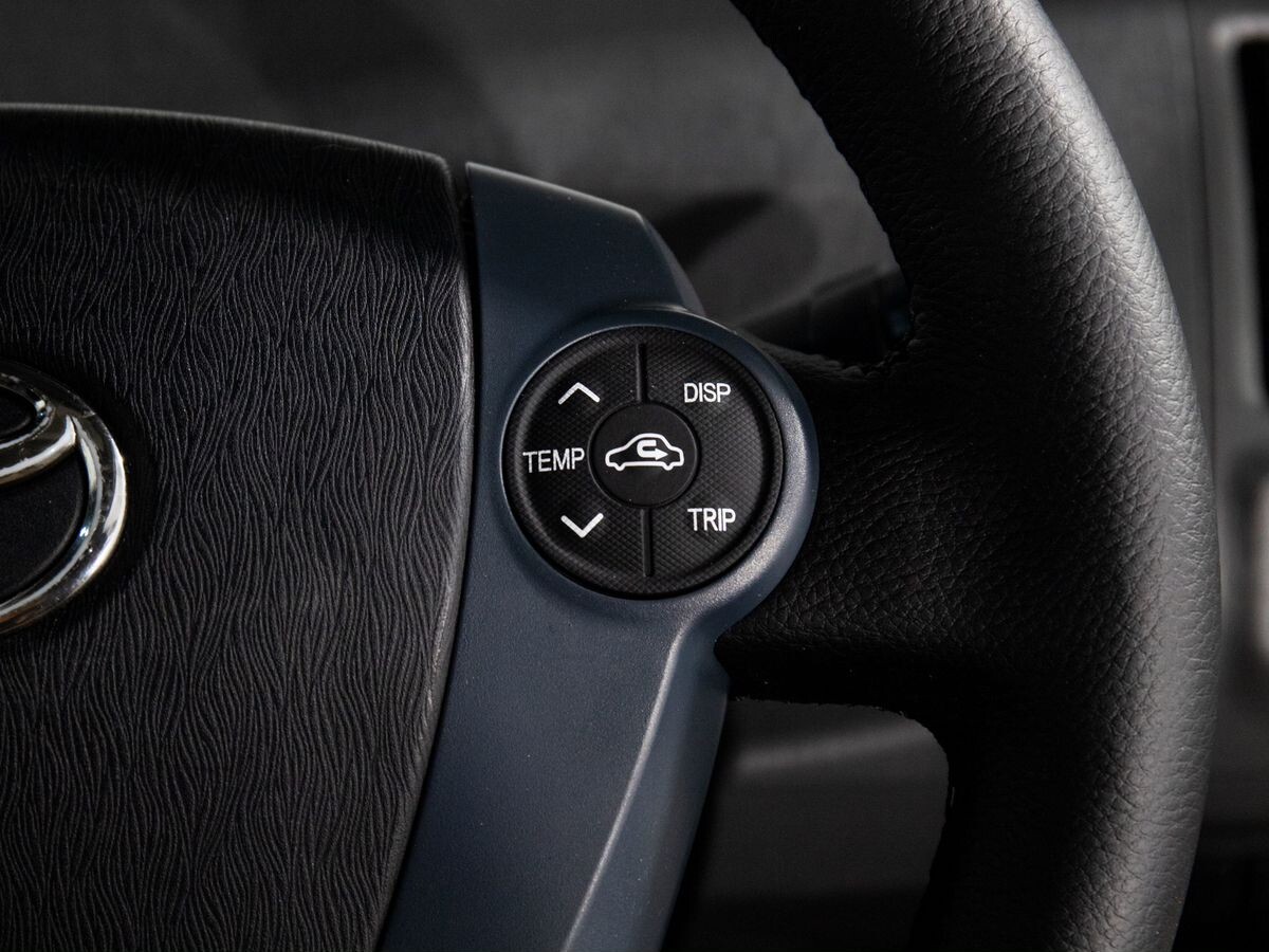 Toyota Prius Alpha 2012 - фото автомобиля