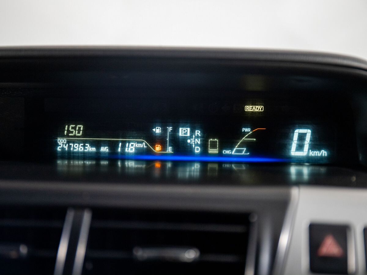 Toyota Prius Alpha 2012 - фото автомобиля