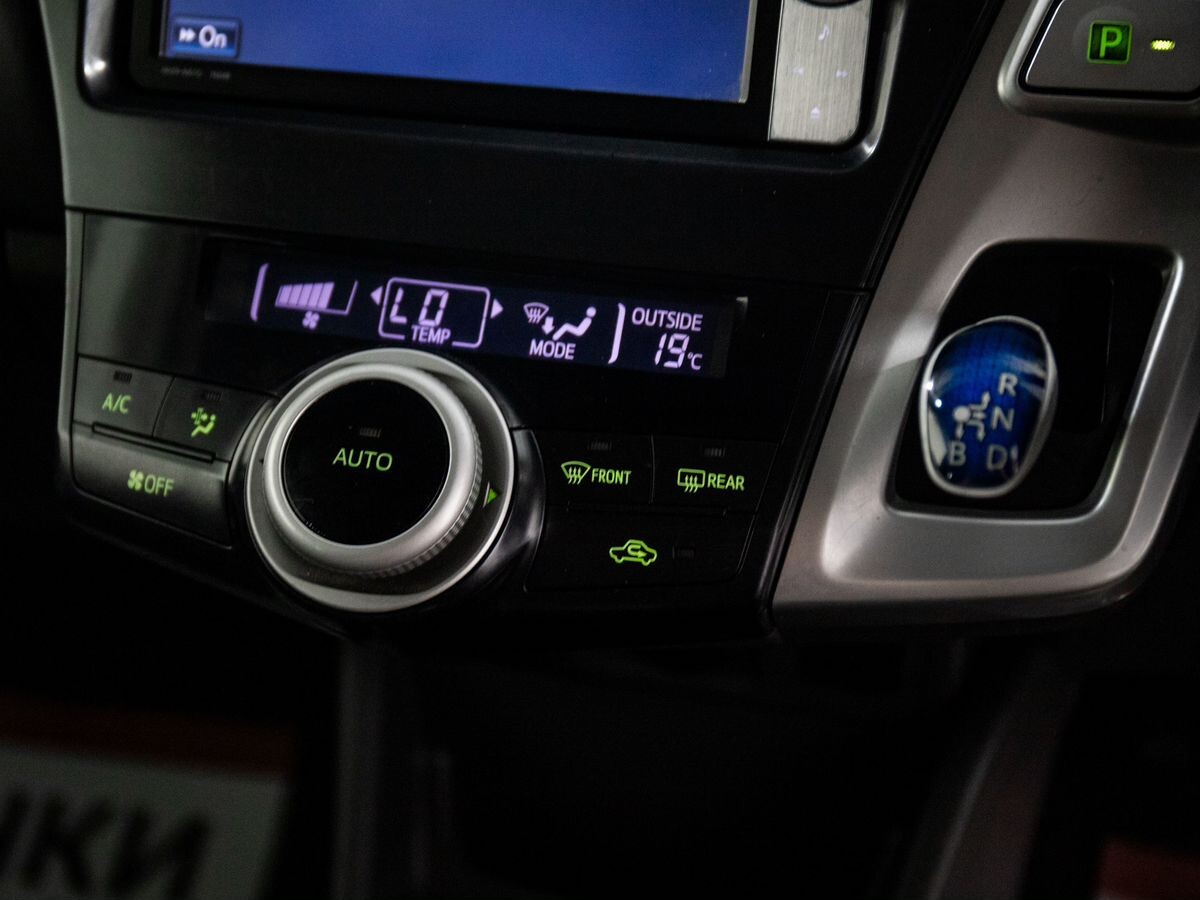 Toyota Prius Alpha 2012 - фото автомобиля