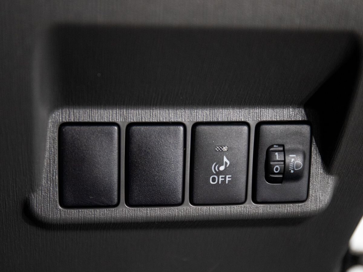 Toyota Prius Alpha 2012 - фото автомобиля