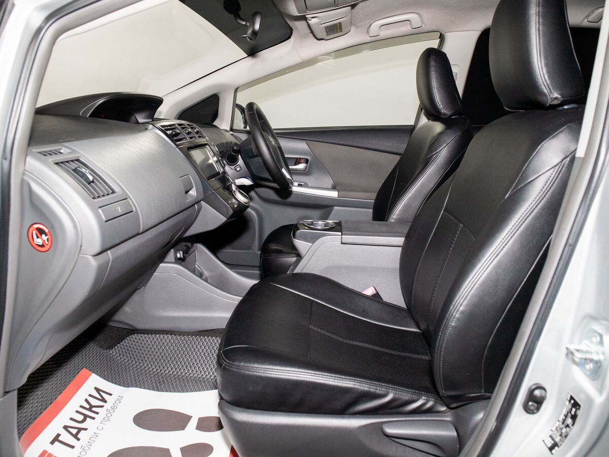 Toyota Prius Alpha 2012 - фото автомобиля