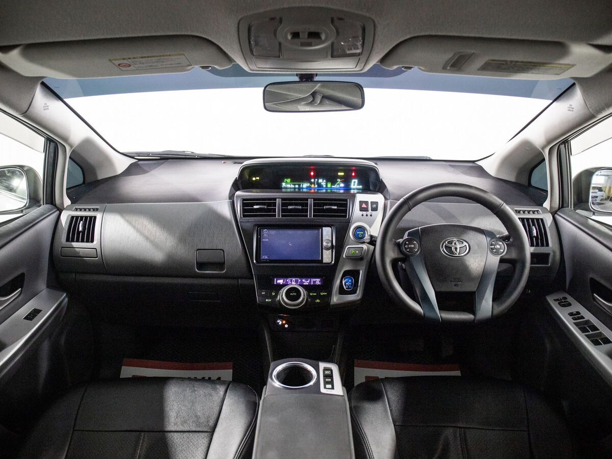 Toyota Prius Alpha 2012 - фото автомобиля