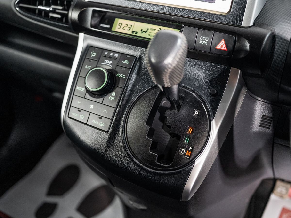 Toyota Wish 2011 - фото автомобиля