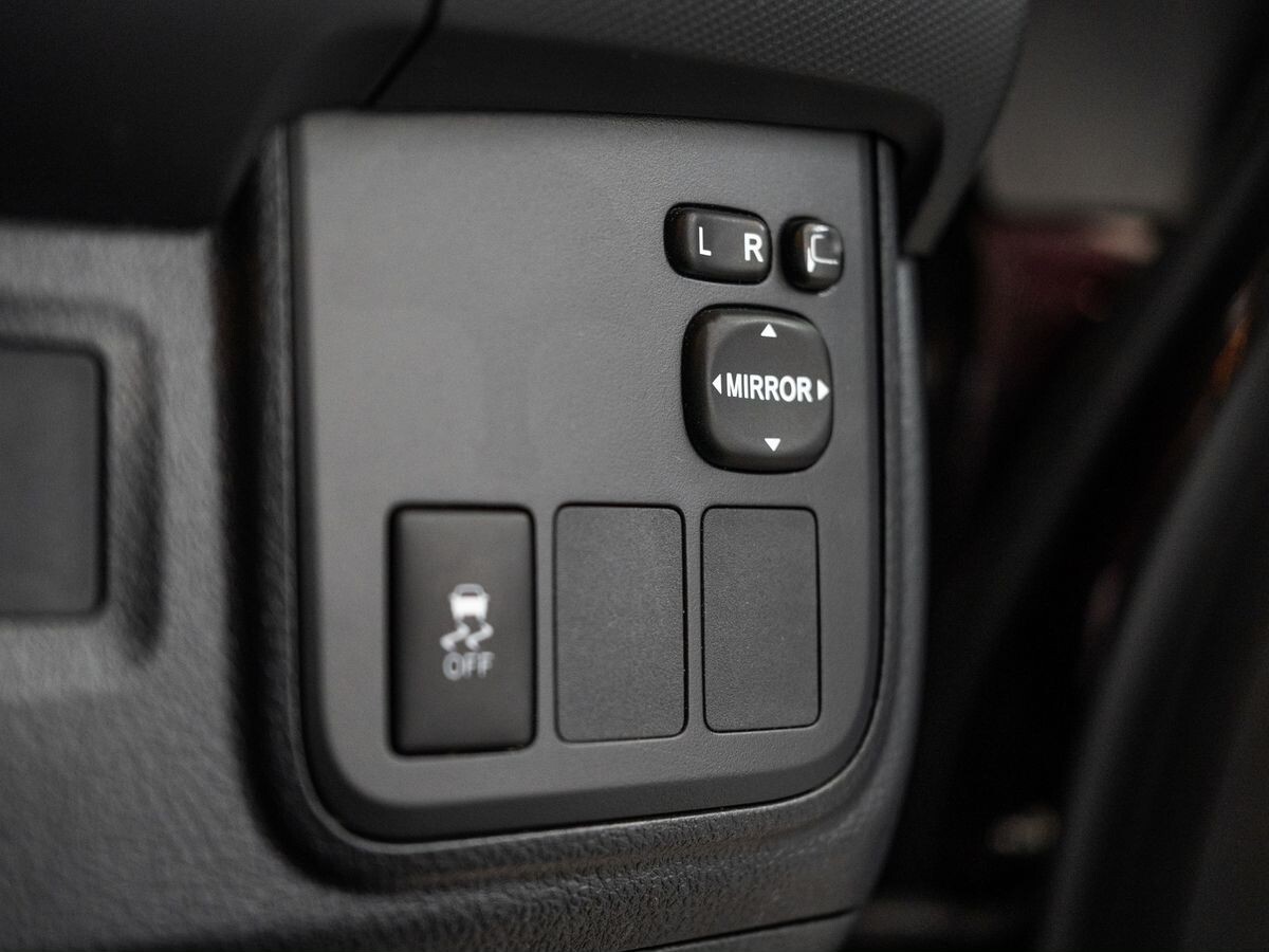 Toyota Wish 2011 - фото автомобиля