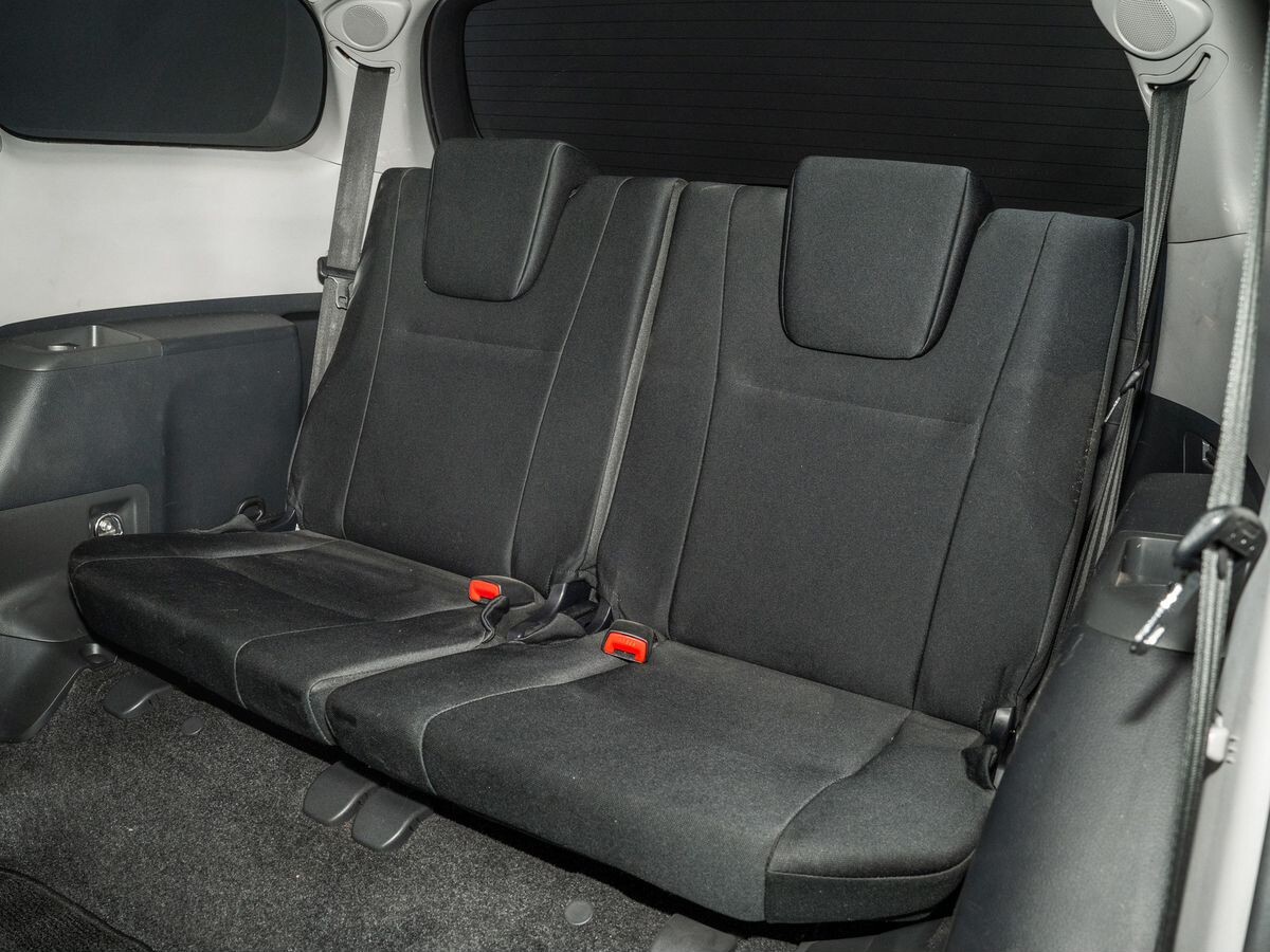 Toyota Wish 2011 - фото автомобиля