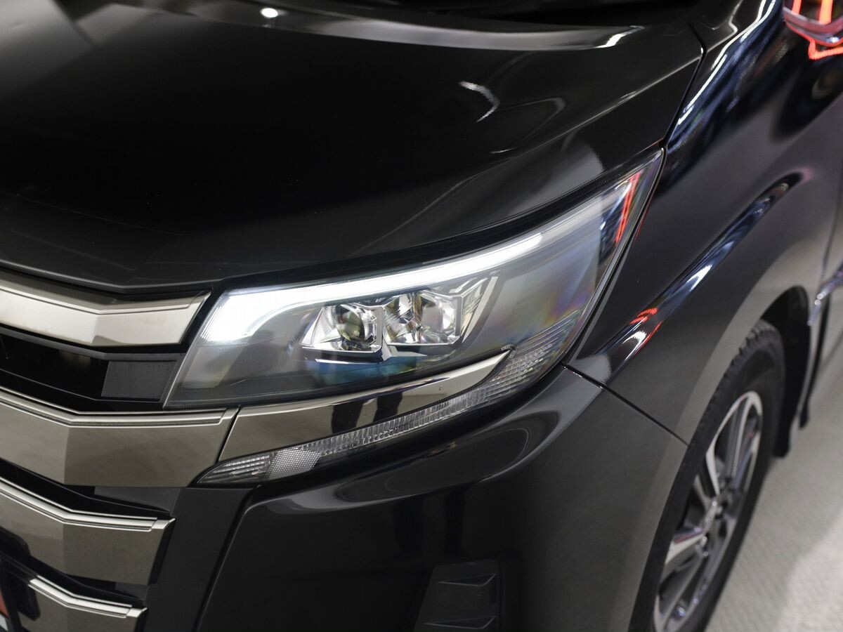 Toyota Noah 2018 - фото автомобиля