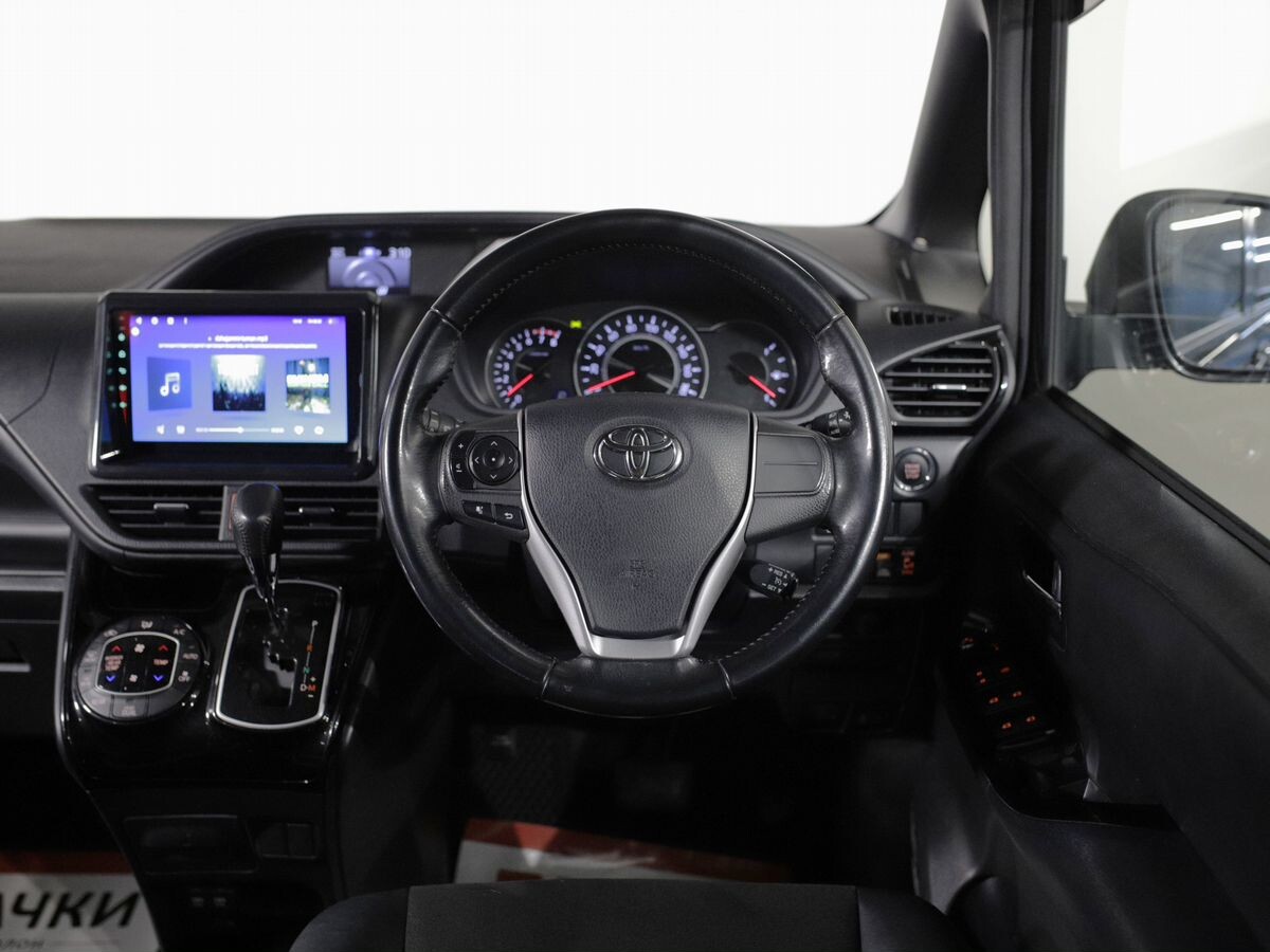 Toyota Noah 2018 - фото автомобиля