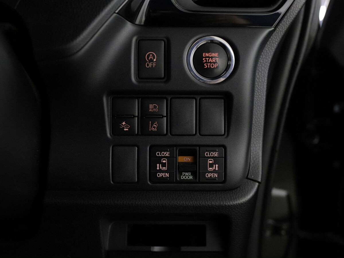 Toyota Noah 2018 - фото автомобиля