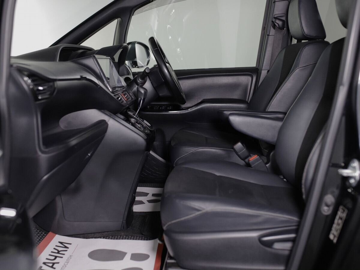 Toyota Noah 2018 - фото автомобиля