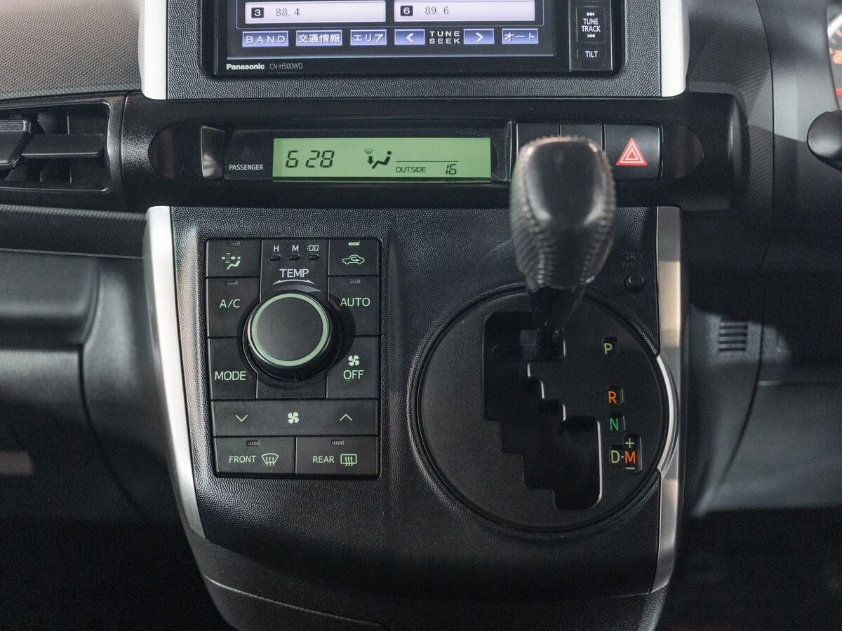 Toyota Wish 2011 - фото автомобиля