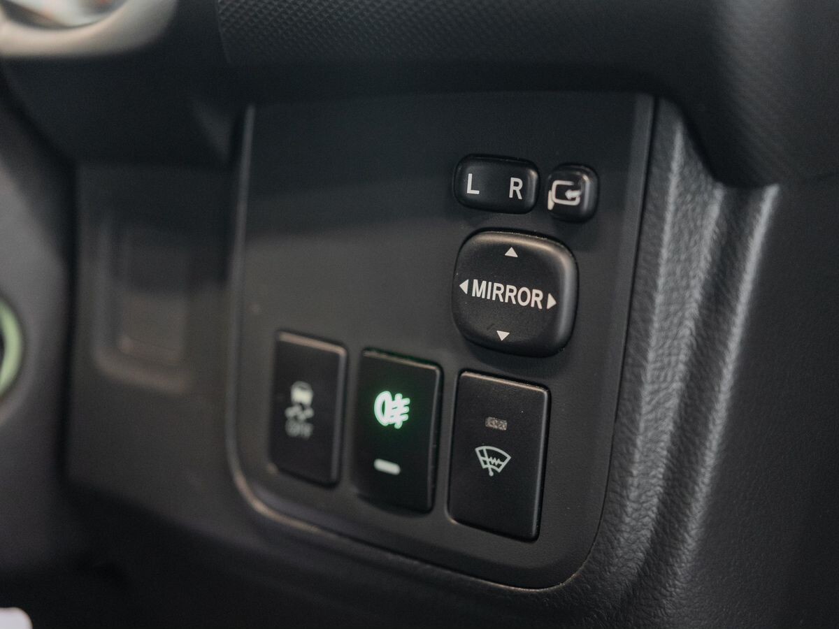 Toyota Wish 2011 - фото автомобиля