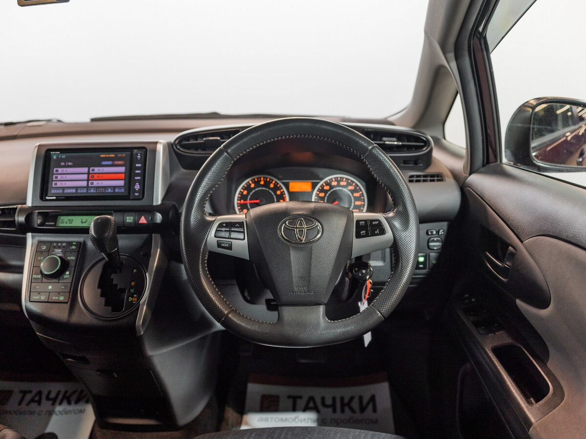 Toyota Wish 2011 - фото автомобиля