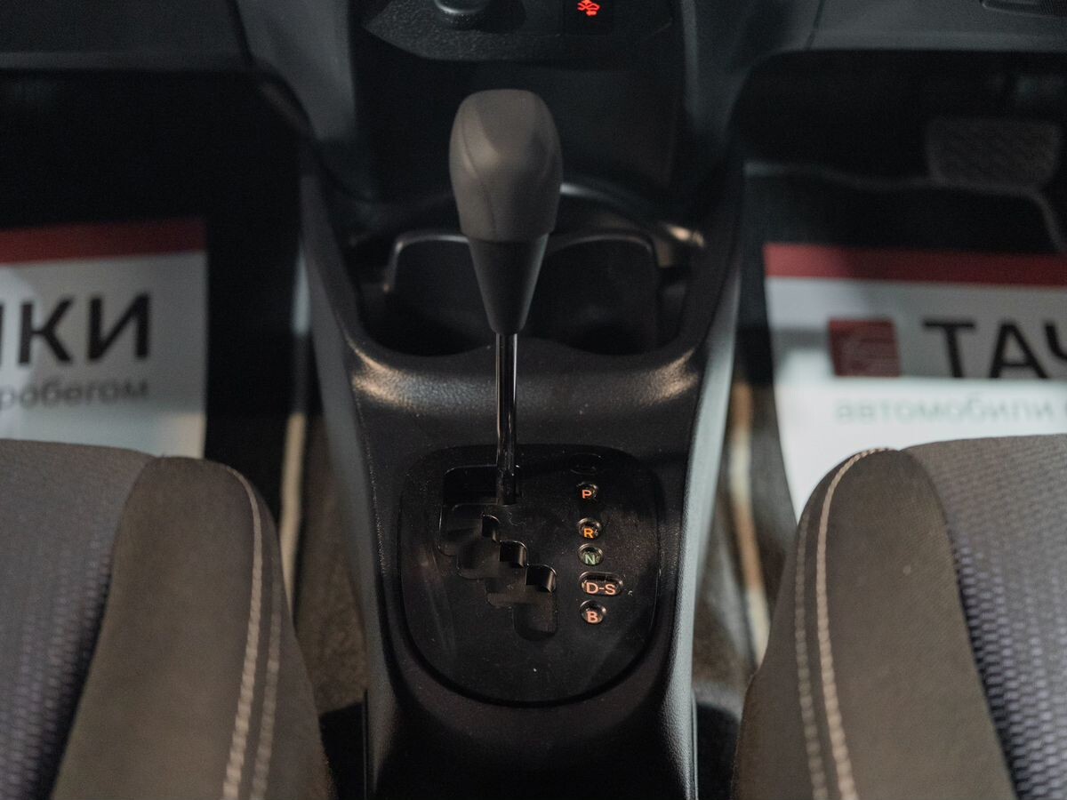 Toyota Vitz 2017 - фото автомобиля