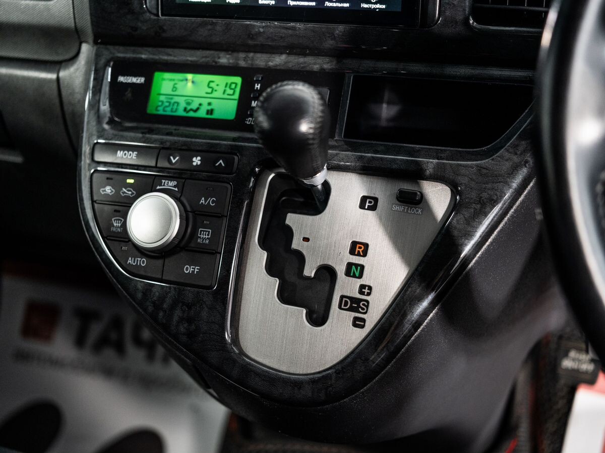 Toyota Wish 2009 - фото автомобиля