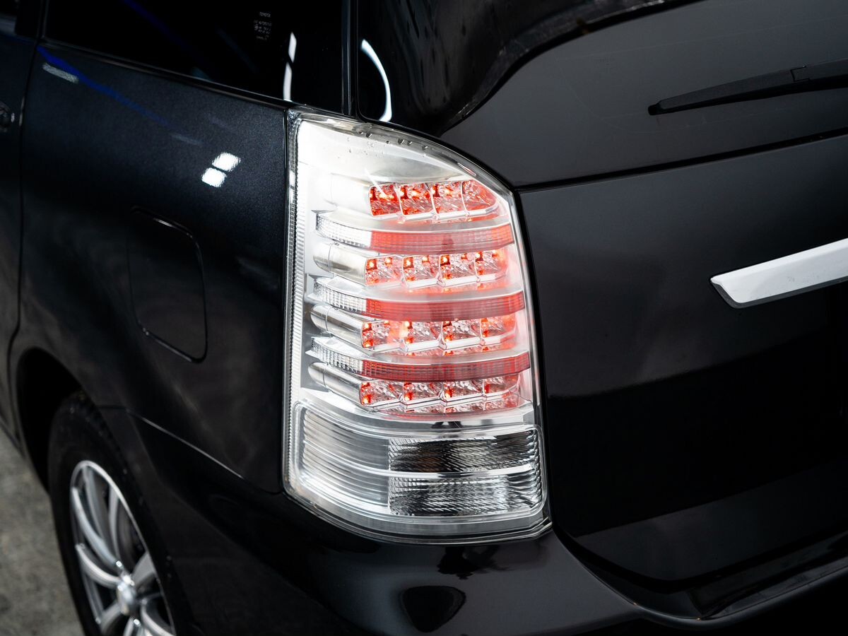 Toyota Wish 2009 - фото автомобиля