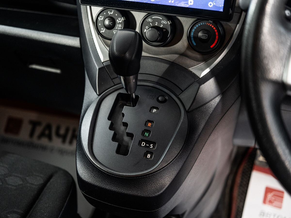 Toyota Ractis 2011 - фото автомобиля