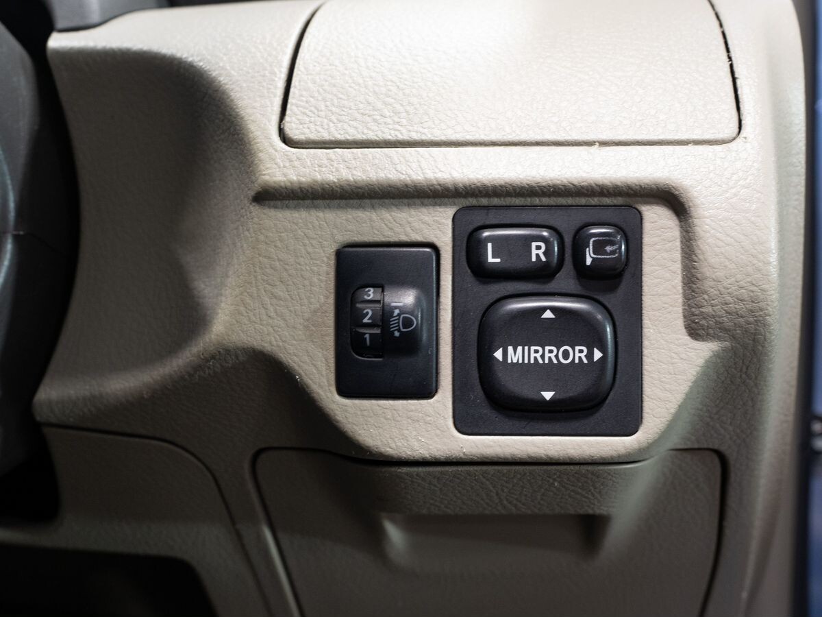 Toyota Belta 2010 - фото автомобиля