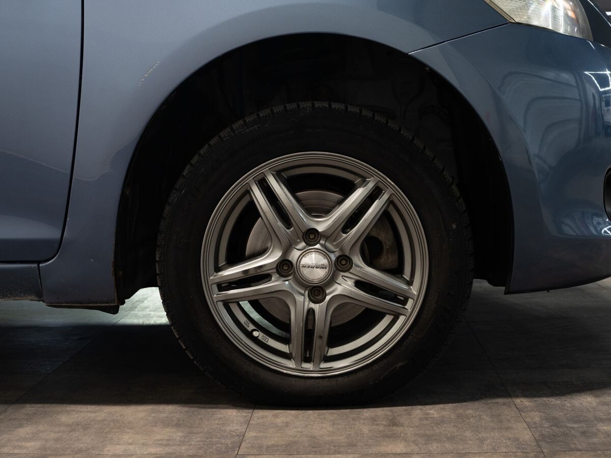 Toyota Belta 2010 - фото автомобиля