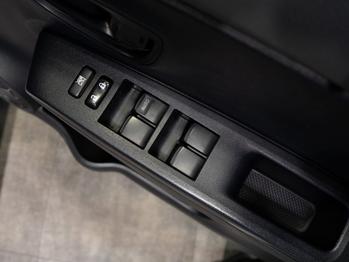 Toyota Vitz 2013 - фото автомобиля