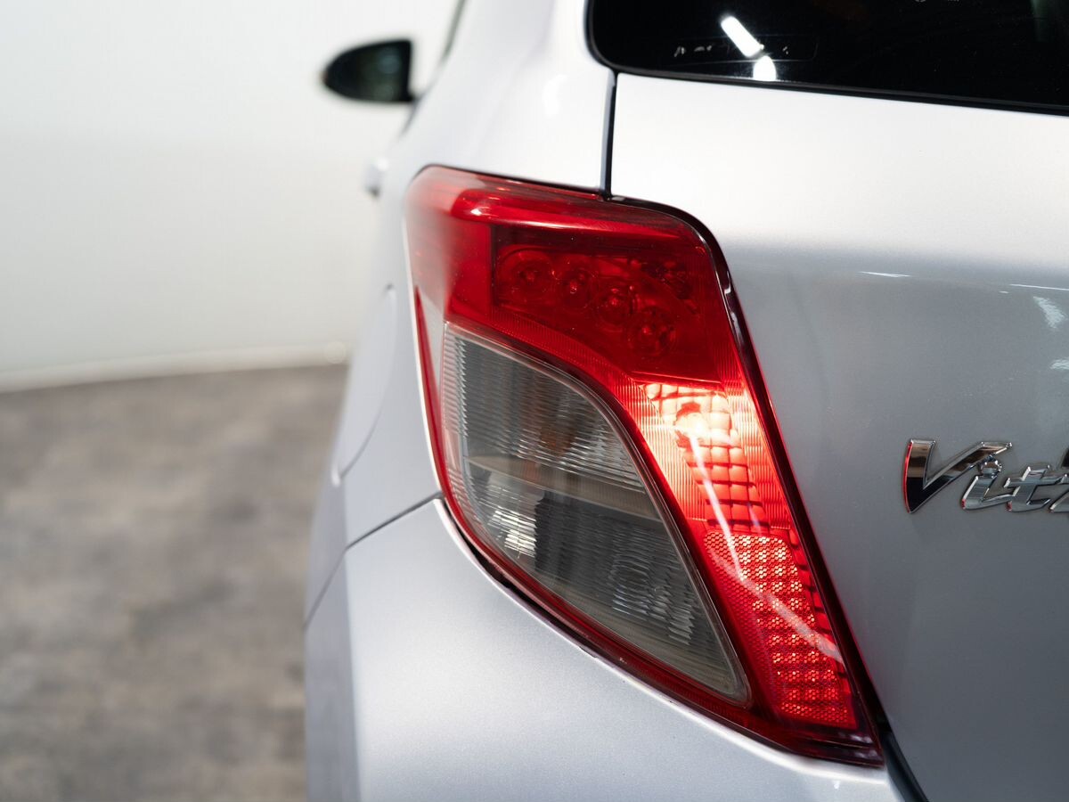 Toyota Vitz 2013 - фото автомобиля