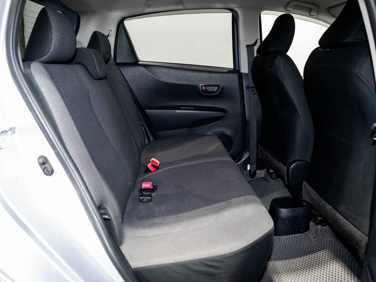 Toyota Vitz 2013 - фото автомобиля